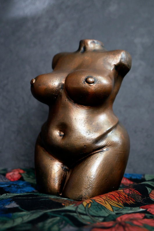 figurki i rzeźby Duża kobieta w metalicznym złocie królewskim, 14 cm, rzeźba z gipsu