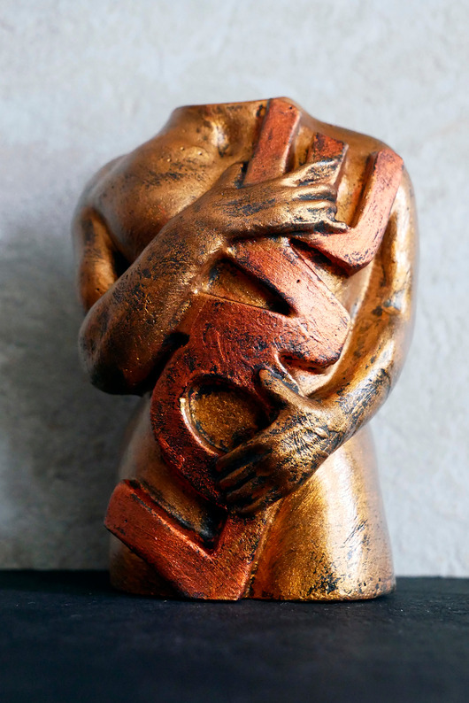 figurki i rzeźby Rzeźba Mężczyzny trzymającego Love