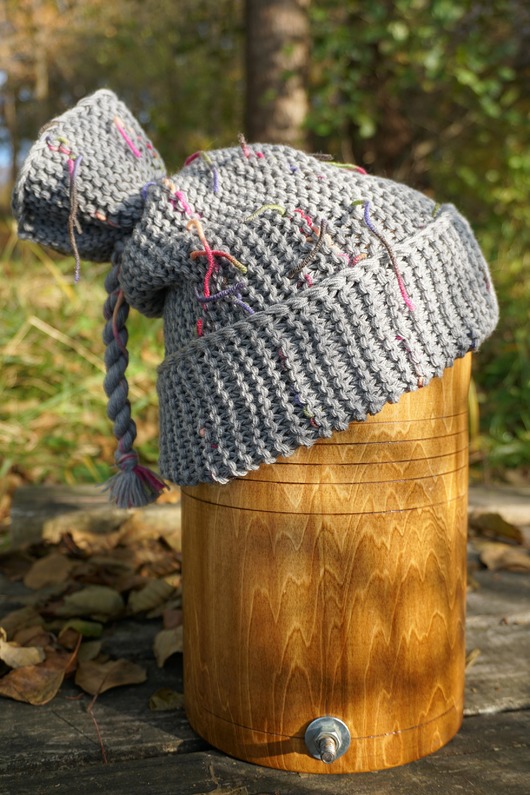 czapki damskie Miękka, hipoalergiczna szara czapka z kolorowymi frędzlami