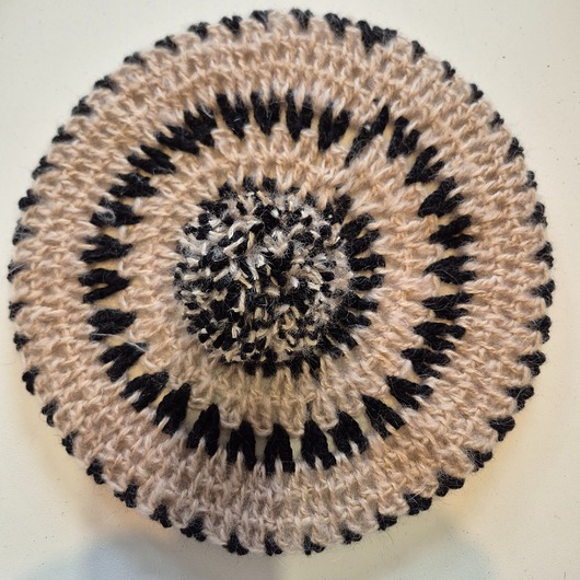 czapki damskie Unikatowy beret w wielokolorowe wzory.