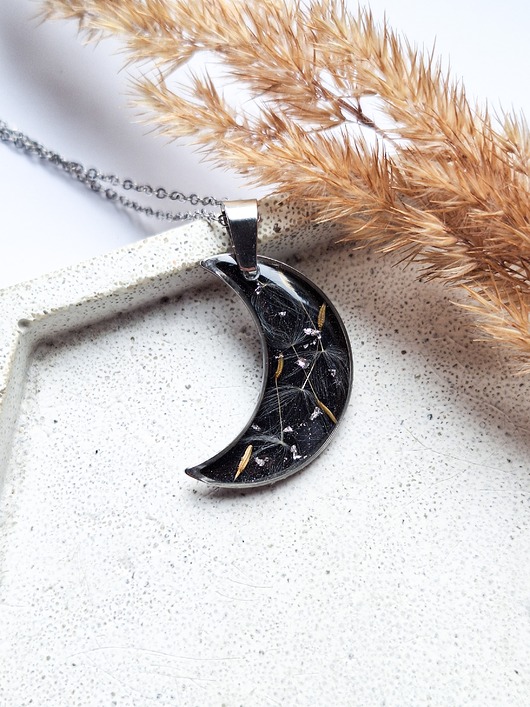 wisiory Wisiorek z żywicy księżyc z nasionami dmuchawca