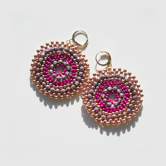 kolczyki - inne Różowe okrągłe kolczyki na bazie sześciokąta