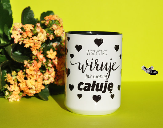Wszystko wiruje jak Ciebie całuje, kubek  Sowia Aleja