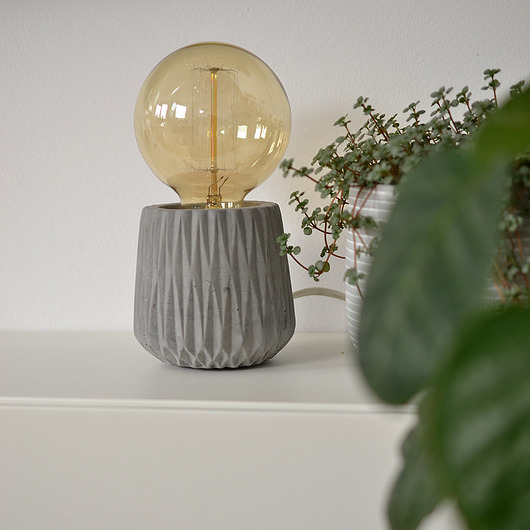 lampa stołowa w betonowej oprawie felt label