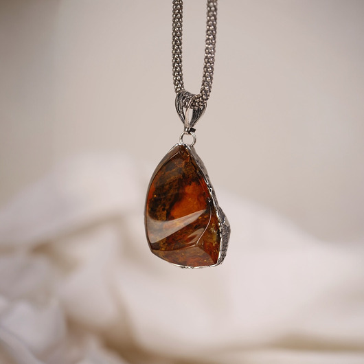 wisiory Wisiorek z nieregularnym bursztynem bałtyckim