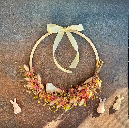 wianki wielkanocne Wianek z suszonych roślin, kolorowy wianek wiosenny z figurką zajączka