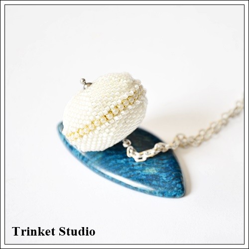 Świat Dysku - Kula szpiegula wisior biały Trinket Studio