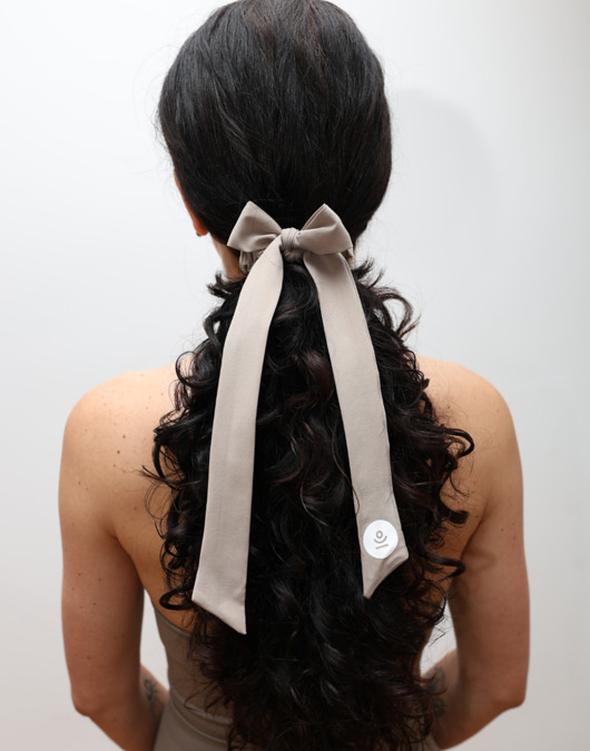 akcesoria do jogi Gumka do włosów BOWTIFUL scrunchie z kokardą - champagne