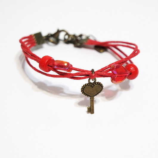 bransoletki na sznurku Bransoletka - Kluczyk, serce - sznureczki, czerwona