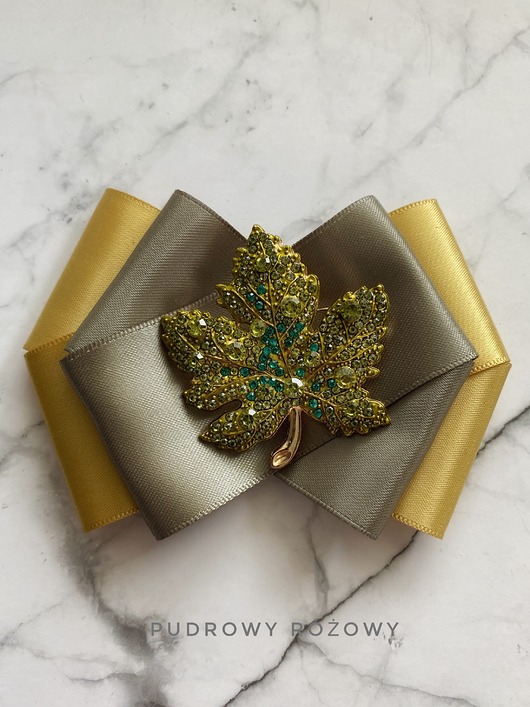 broszki Brosza z unikatowym liściem z zielonych kryształków  Liść