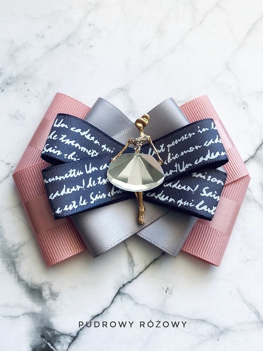 broszki Delikatna Brosza  z napisami  i z Damą   NEW