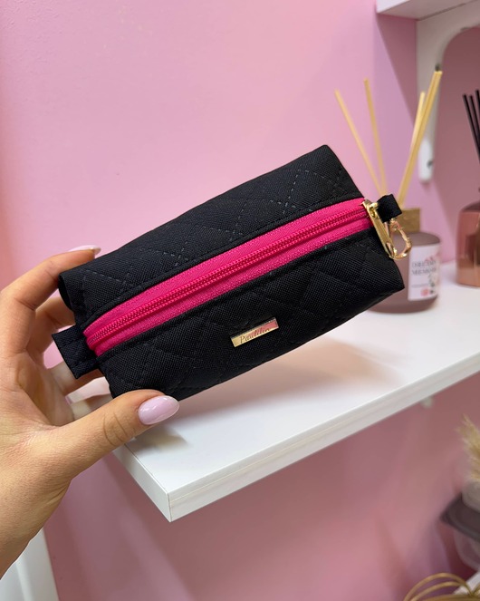 kosmetyczki Kosmetyczka damska saszetka dopinana czarna pikowana wodoodporna