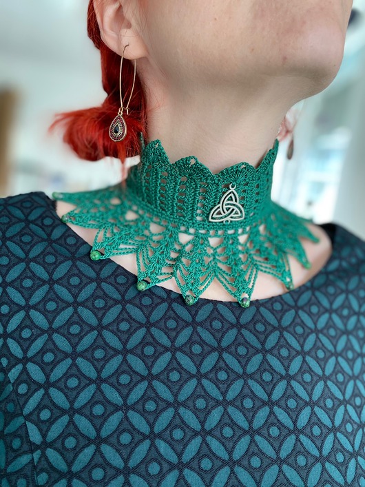 chokery Zielony butelkowy koronkowy choker/kolia celtycka