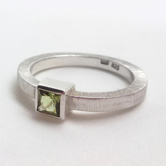 Pierścionki srebrne Srebrny pierścionek z kwadratowym oliwinem