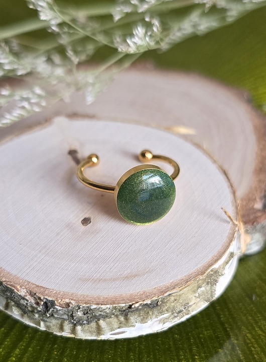 pierścionek z żywicy Pierścionek z zielonym oczkiem dużym złoty