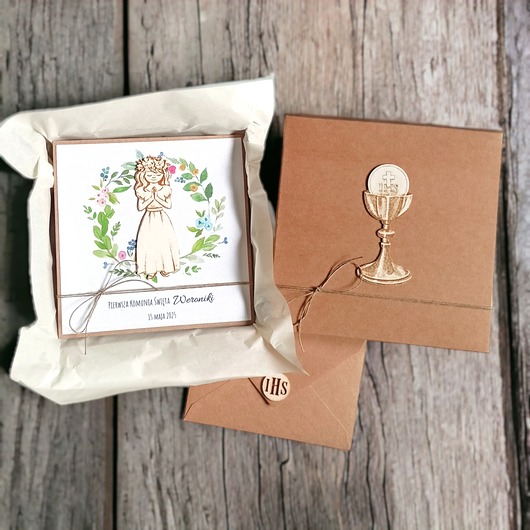 kartki na komunię Kartka, personalizacja, pudełko : kolorowy wianek dziewczynka