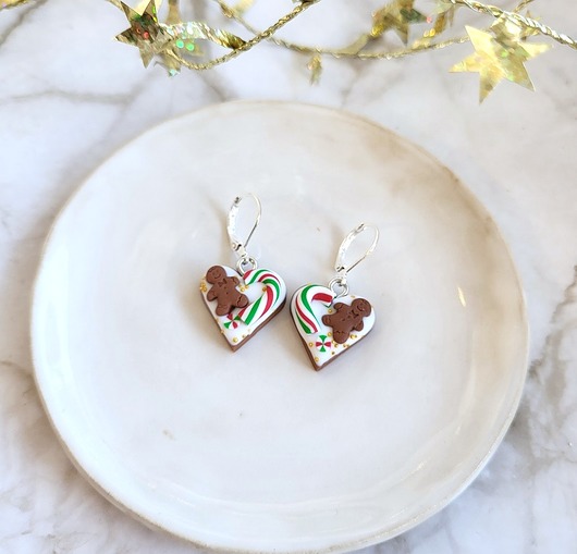 kolczyki z masy plastycznej Kolczyki wiszące pierniczki z zieloną laską