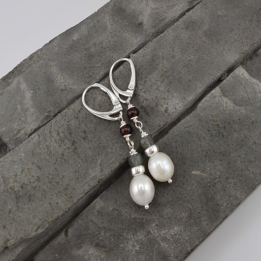 kolczyki srebrne Kolczyki srebrne z perłami, labradorytem, granatem