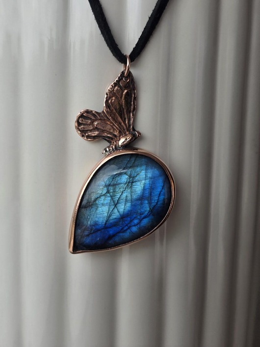 wisiory Naszyjnik z labradorytem i motylem