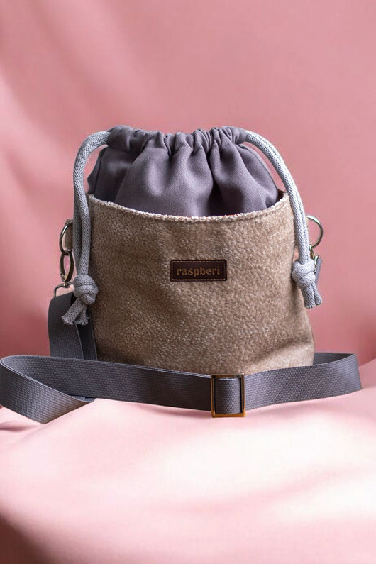 torebki mini Szaro-kremowa listonoszka z kominem