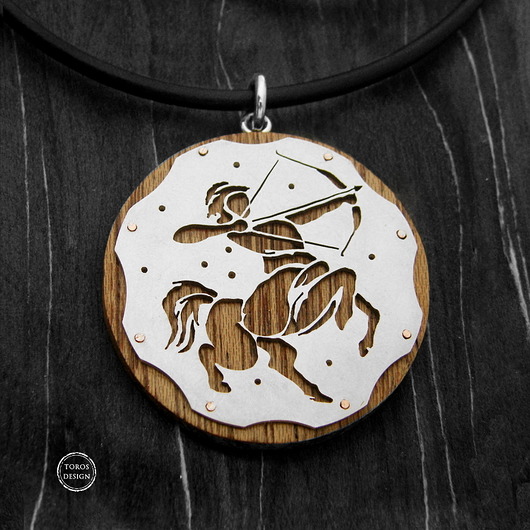 wisiory Strzelec - srebrny wisior na drewnie, znak zodiaku