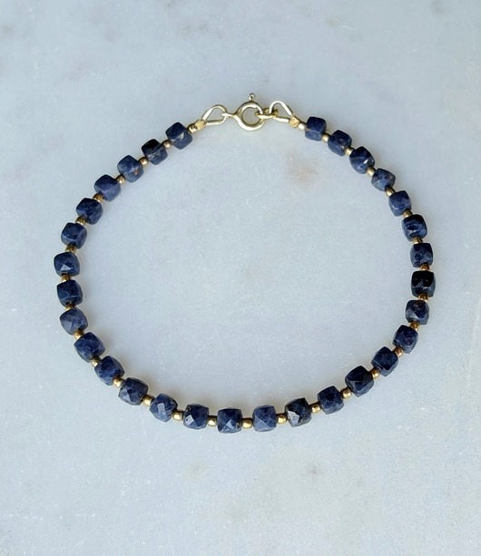 bransoletki złote Pozłacana bransoletka z błękitnymi szafirami