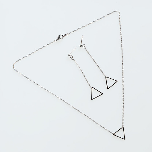 Kolczyki Slim Triangle v Silver Mitsu