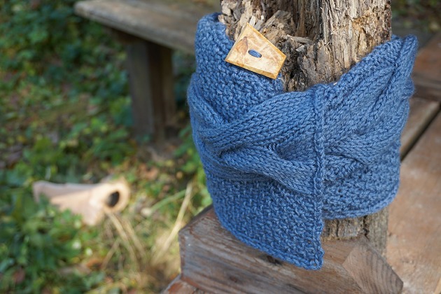 szale damskie Ręcznie dziergany niebieski komin z warkoczem i guzikiem z drewna oliwnego