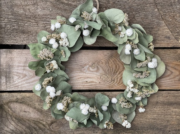 Boho wianek z naturalnym suszonym eukaliptusem na Dzień Mamy Rosa