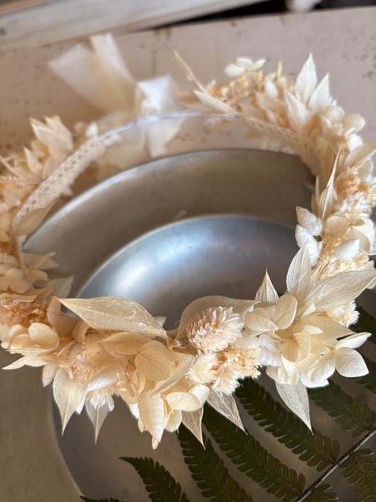 wianki komunijne Wianek na komunię z suszonych i stabilizowanych kwiatów złamana biel