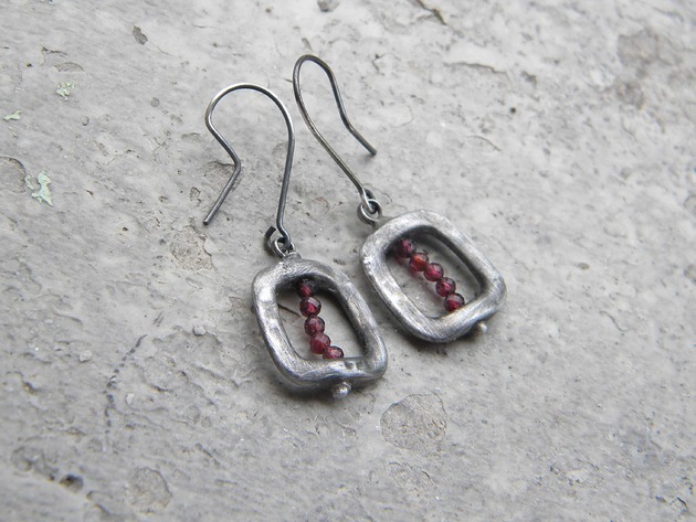 kolczyki wire wrapping Granaty w ramkach   - kolczyki