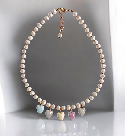 chokery Perły naturalne i pastelowe ceramiczne serduszka : naszyjnik