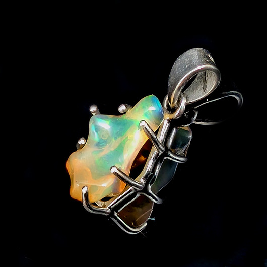 wisiory Świetlisty opal