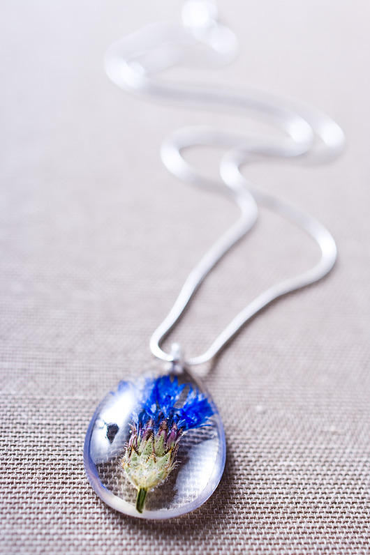 Naszyjnik z żywicy z chabrem So Jewelry