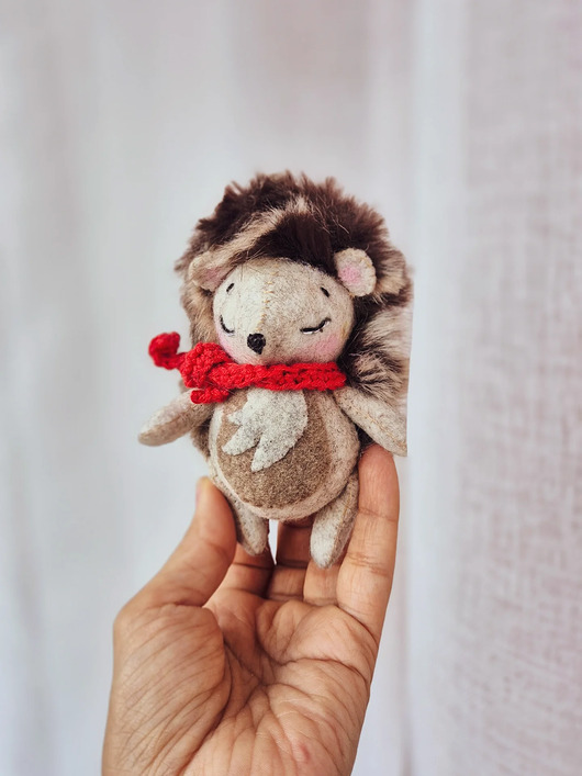 misie i maskotki Jeżyk, mała zabawka z serii leśne zwierzątka.