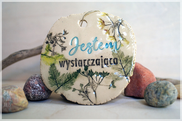 napisy dekoracyjne i tabliczki Jestem wystarczająca - dekor ceramiczny z afirmacją