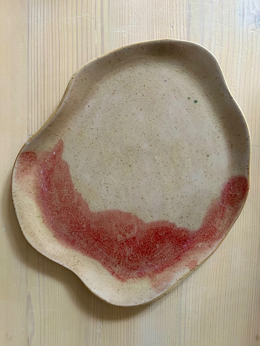 patery i talerze Płaski talerz na owoce z czerwonym akcentem