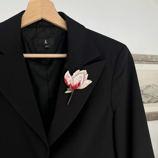 broszki Broszka KWIAT 15 ręcznie haftowana przypinka z koralikami magnolia