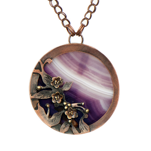 wisiory Naszyjnik z agatem w mosiężnych kwiatach