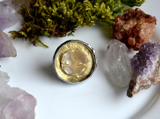 pierścionki złote Urokliwy pierścionek w odcieniach złota