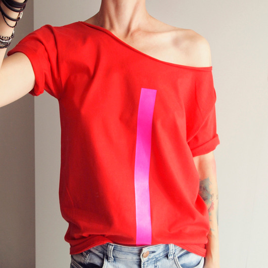 t-shirt damskie Kreska różowa na czerwonym Oversize