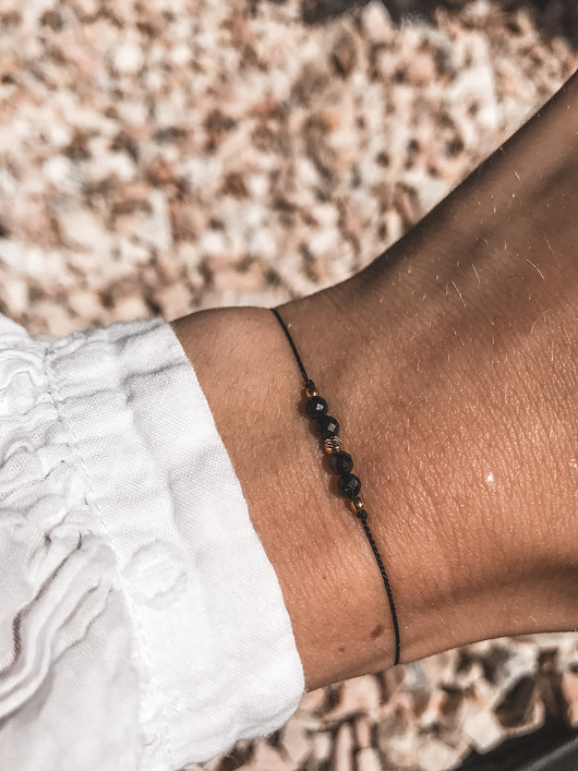 bransoletki na sznurku Bransoletka Petite black ze spinelem minimalistyczna