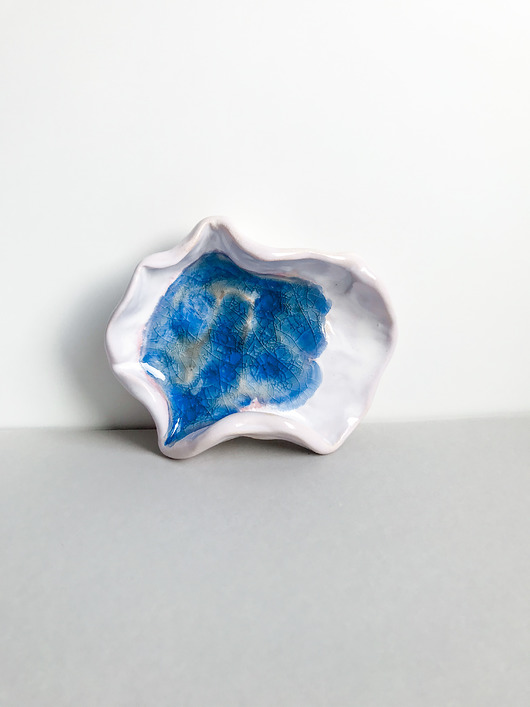 pastelowa muszla z niebieskim szkłem nobo ceramics