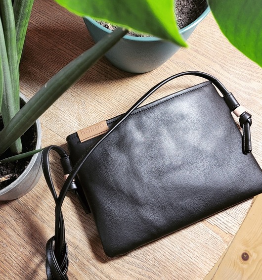torebki mini Nodo Bag S czarna mała kopertówka z paskiem
