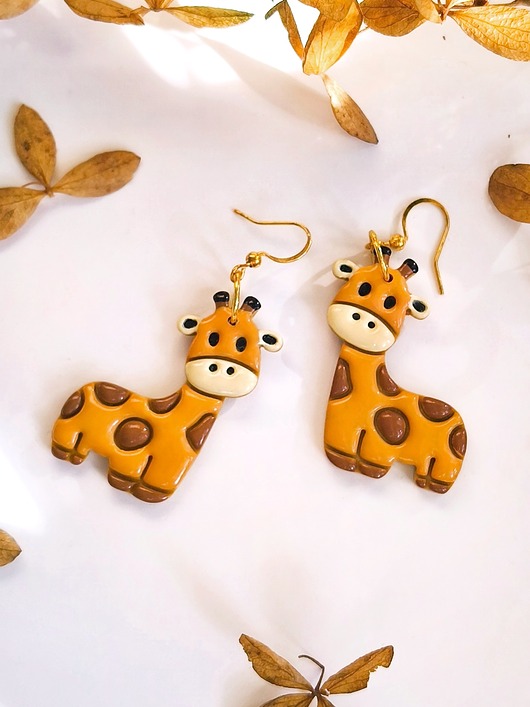 kolczyki z masy plastycznej Kolczyki z żyrafami, akcesoria dla pracownika zoo, zwierzęta z afryki