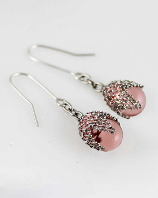 kolczyki wire wrapping Różowe w siateczce - kolczyki (lub klipsy)