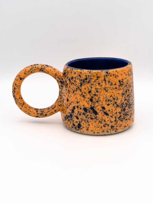 kubki Ceramiczny kubek z okrągłym uszkiem