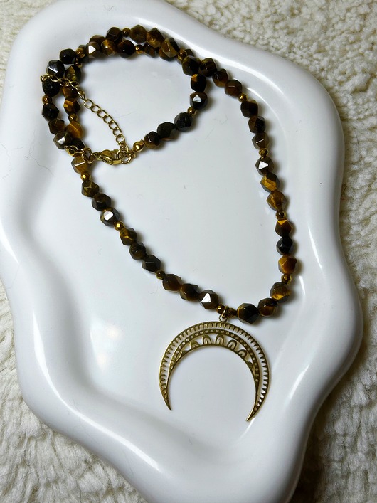 korale Bądź odważna ! Z tym naszyjnikiem z tygrysim okiem i lunulą