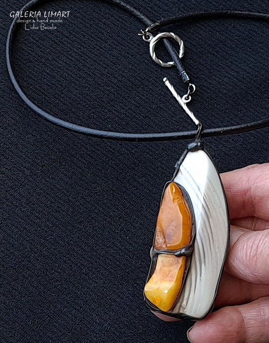 wisiory Krzemień pasiasty i bursztyn w designerskim wisiorze ręcznie robionym gift LUX