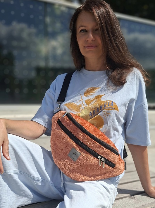 saszetka nerka Nerka XL z pluszowej tkaniny Ceglasta